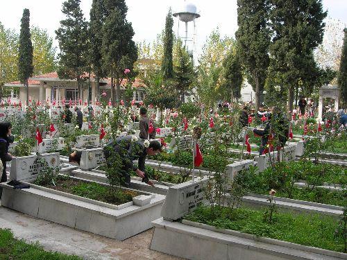 Arefe günü şehitlikler doldu, taştı