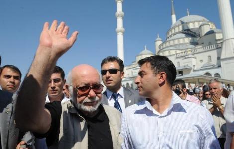 Ergenekon davası tutuklusu Doğan Yurdakulun önceki gün vefat eden eşi Güngör Yurdakul son yolculuğuna uğurlandı. Yurdakul mahkeme izniyle cenaze törenine katılarak taziyeleri kabul etti.