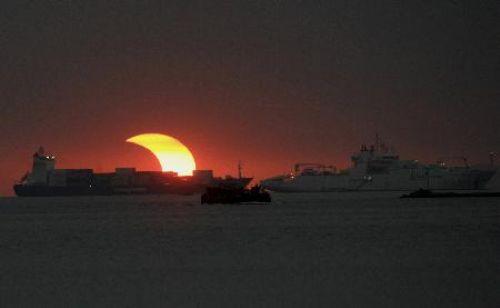 Dün Tayland, Endonezya, Myanmar ve Kamboçya içine alan Doğulu ülkelerde güneş tutulması olayı yaşandı... Ortaya çıkan tablo gibi görüntüler hayranlıkla böyle izlendi.