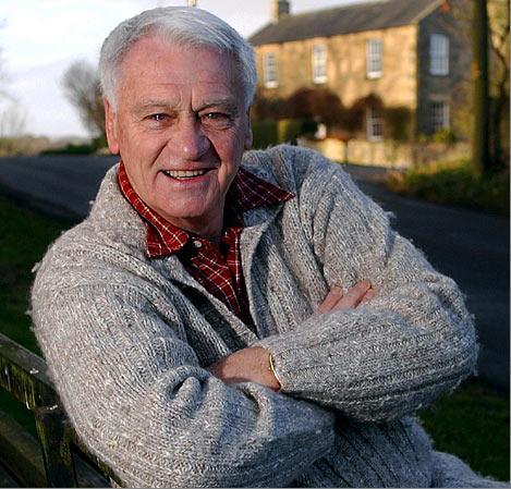 İngiltere Milli Takımı'nın eski futbolcusu ve teknik direktör Sir Bobby Robson'un 76 yaşında İngiltere'nin County Durham kentindeki evinde kansere yenik düştüğü bildirildi.