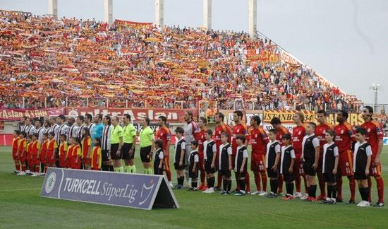 12. hafta Galatasaray 0 : 2 Manisaspor, Hikmet Karaman'ı takımın başına getiren Manisa Hagi'li Galatasaray'ı Sami Yen'de avladı