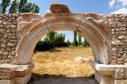 ''İkinci Efes'' olarak nitelendirilen Aizanoi Antik Kenti'ndeki kazılar sürerken antik kent çevresindeki evlerin restorasyonu da tamamlanıyor.