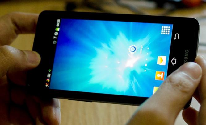 Fotoğraftaki telefonun etrafında plastik bir kaplama var. Bu nedenle, telefon olduğunda daha büyük görünüyor.