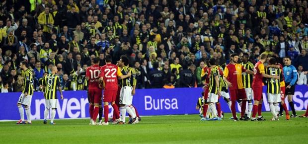 fenerbahçenin büyüklüğüdür bu işte fenerbahçe beraberliğe üzülürken-bunlar bizden aldıkları beraberliğe böyle sevinirler...