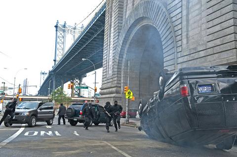 3-New Yorkta Beş Minare (2010) Mahsun Kırmızıgülün Hollywoodun hikaye anlatma sinemasını uygulama becerisinin doruğa ulaştığı bir terör gerilimi. Kamera çeşitleri ve anlatı açısından Türk sinemasında görmediğimiz şeylerin adresi.