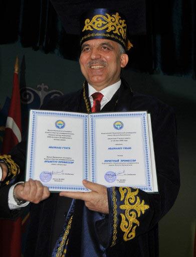 Cumhurbaşkanı Abdullah Gül'e, Bişkek'teki Yusuf Balasagun Milli Üniversitesi tarafından fahri profesör unvanı verildi. Gül'e fahri profesörlük diploması sunulurken kep ile cübbe giydirildi.