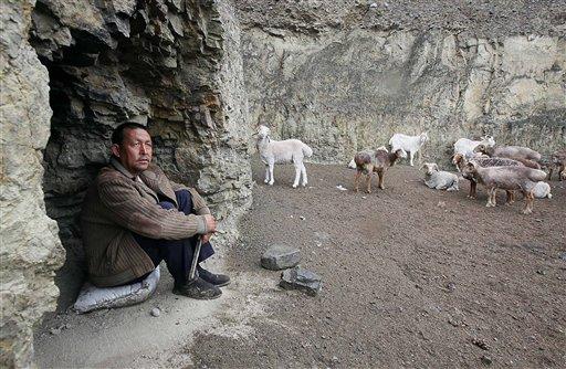Asya'nın kanayan yarası doğu türkistan'da Uygurlar Çin asker ve polislerinin kuşatma ve gövde gösterisi altında yaşantılarını sürdürmeye çalışııyor