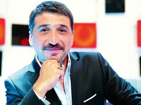 CEM DAVRAN: Galatasaray Başkanı Sayın Ünal Aysal'ın yapmış olduğu açıklamaya katılıyorum ve söylediklerinin altına imzamı atıyorum. Beklemeye devam.