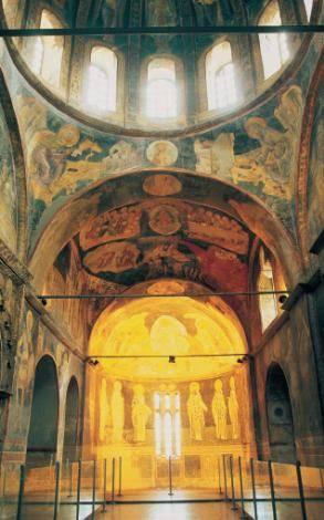 <b>KARİYE MÜZESİ</b>
Edirnekapı'daki bu müze, Bizans döneminde kilise, İstanbul'un fethinden sonra ise cami olarak kullanılmış. Dış mimarisinin yanı sıra mozaik süslemeleriyle de dikkat çeken Kariye, 1511 yılında camiye dönüşmüş. Bugünün önemli müzelerinden biri olan Kariye'nin çevresi, ahşap evlerden oluşan İstanbul'un sevimli ve görülmeye değer bir yerleşim merkezi. Müze, çarşamba hariç her gün 09.00-19.00 saatlerinde gezilebilir.