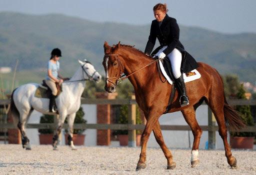 Seferihisar Bademler Köyü Boyzer mevkisinde kurulan Konvoy Country Club'da konaklayan atlar, egzersiz sonrası solaryuma giriyor, özel malzemelerden yapılmış ahırlarda kalıyor.