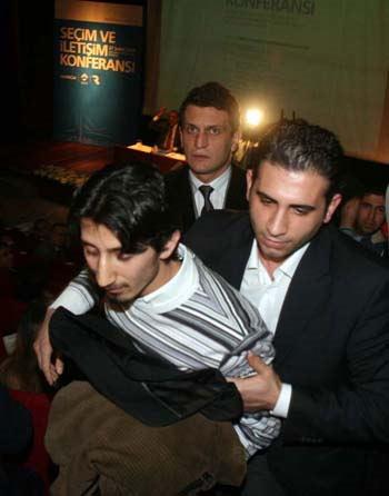 Bahçeşehir Üniversitesi'nde bir panele katılan CHP'nin İstanbul adayı Kemal Kılıçdaroğlu'na soru soran Vakit Muhabiri yaka paça dışarı çıkartıldı...