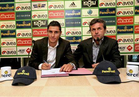 Fenerbahçe, Ankaraspor'dan transfer ettiği Özer Hurmacı Aykut Kocaman'ın eşliğinde ile 4 yıllık sözleşme imzaladı. Törenden sonra FB TV'ye konuşan Hurmacı hedeflerini açıkladı.