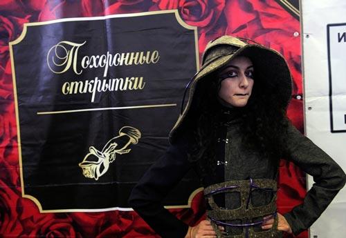 Rusya'nın başkenti Moskova'da ilginç bir sergi gerçekleştiriliyor. 'Geçen Yüzyılın Yas Modası' adlı sergide, cenaze defin işlemleri, tabutlar, cenaze törenleri için moda kıyafetler ve ilginç enstrümanlar yer alıyor.