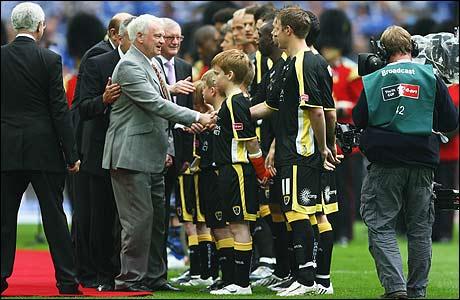 İngiltere Milli Takımı'nın eski futbolcusu ve teknik direktör Sir Bobby Robson'un 76 yaşında İngiltere'nin County Durham kentindeki evinde kansere yenik düştüğü bildirildi.