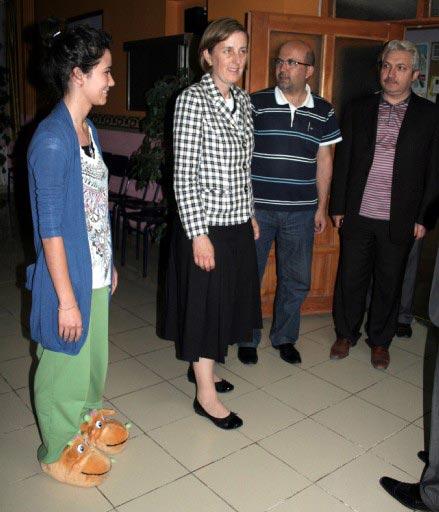 Bakan Kavaf, Denizli'den Ankara'ya giderken Afyonkarahisar'a uğradı ve kız yurduna gece yarısı denetledi. Kavaf, çocukların yatmış olması nedeniyle odalara sadece kendisi girerek dolaştı.