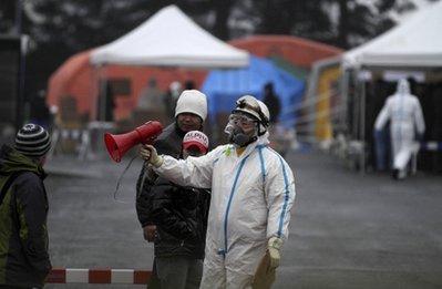 Japonya'da sızan radyasyondan etkilenenler tecrit ediliyor. Nihonmatsu'da radyasyona maruz kalan bir genç özel bölümün arkasında annesiyle ve köpeğiyle vedalaştı. Göz yaşartan ayrılık dünyaya böyle yansıdı.