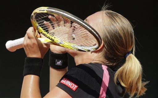 Fransa Açık'ta bayanlar yarı final maücadelesinde Rus tenisçi Svetlana Kuznetsova, Avustralyalı Samantha Stosur'u 2-1 yenerek finale yükseldi. Kuznetsova finalde vatandaşı Dinara Safina ile karşılaşacak.