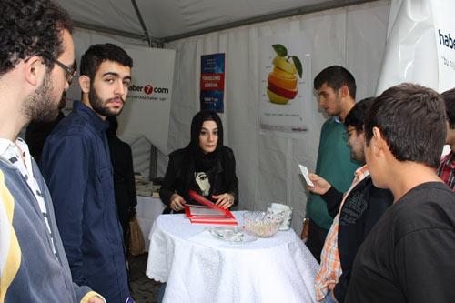 Editörümüz Esra Elönü Haber 7 standını ziyaret eden okurlarıyla söyleşiyor..