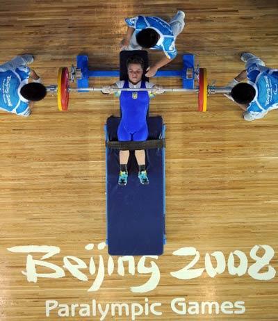 UKRAYNALI HALTERCI LIDIYA SOLOVYOVA (ONDE ORTADA), PARALIMPIK OLIMPIYATLARDA BAYANLAR 40 KG. A GRUBU FINALINDE HALTER KALDIRDI.LIDIYA SOLOVYOVA 105.5 KG'LIK AGIRLIK KALDIRARAK ALTIN MADALYA KAZANDI
