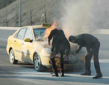 Gölbaşı'nda silah araması yapılan alanın yakınlarında yarım saat arayla iki araç yangını meydana geldi. Seyir halinde alev alan bir taksi ve bir transit minibüs alev alev yandı.