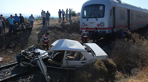 Gaziantep'in Nizip ilçesinde, hemzemin geçitte meydana gelen kazada 3 kişi yaralandı.