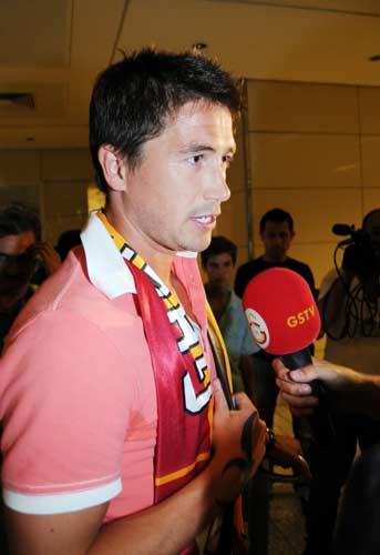 G.Saray'ın yeni transferi ünlü Avustralyalı golcü Harry Kewell İstanbul'a geldi.Ayağının tozuyla iddialı açıklamalar yapan yıldızı çok sayıda taraftar karşıladı.