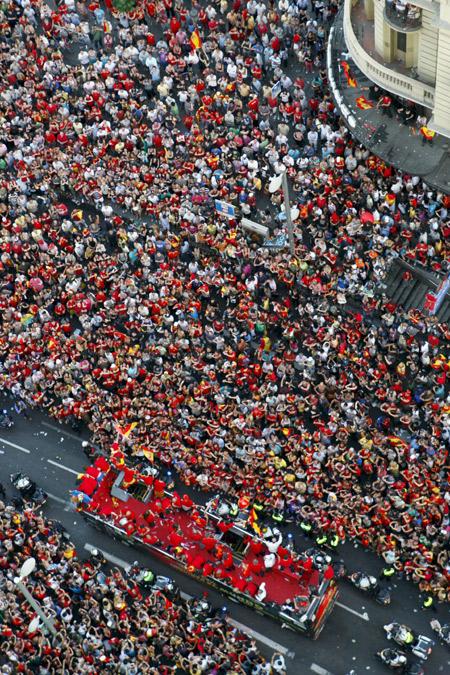 El Pais, Dünya Şampiyonu, ABC, Şampiyonlar diyerek, Dünya Şampiyonluğu İspanyanın birlik ve beraberliğini gösterdi vurgusunu yaptı.