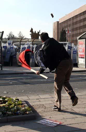 Krize doğalgaz, benzin, elektrik zamları eklenince emekçi sokağa döküldü
KESK ve DİSK'in mitinkleri medyada geniş yer buldu.