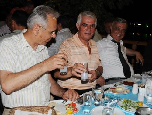 Edirne Belediye Başkanı Hamdi Sedefçi, tahliye olur olmaz Meriç Nehri kıyısına koştu ve coştu. Sedefçi'nin yanında cezaevi arkadaşı ve CHP Milletvekili Çakır da vardı.