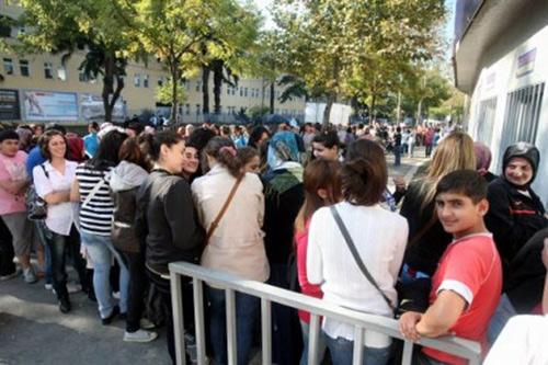 <strong>3-</strong> Özellikle yanında ebeveyni olmadan gelen çocuklar kuyrukların uzamasına sebep olmakta, gerekli tedbir alınmadığı takdirde sağdan soldan yoğunluk yaparak bayan seyircilerin bilet almasına engel olmaktadır.