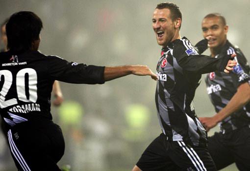 Beşiktaş'ın derbiyi 3-0 kazanmasının ardından Beşiktaşlılar, internette Fenerbahçe'ye takılmaya başladı: "Fenerbahçenin yeni transferleri, bu derbinin ardından gerçek Fenerbahçeli oldular!"