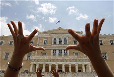 Yunanistan referandumla tedirgin etti

27 Ekim

Euro bölgesi liderleri, gece boyunca pazarlık yaptıkları özel bankaları, ellerindeki Yunan tahvillerinin değerini yüzde 50 kırpmaya ikna etti. 

4 Kasım

Yunanistan Maliye Bakanlığı, AB mali yardımını referanduma götürme planından vazgeçildiğini açıkladı.