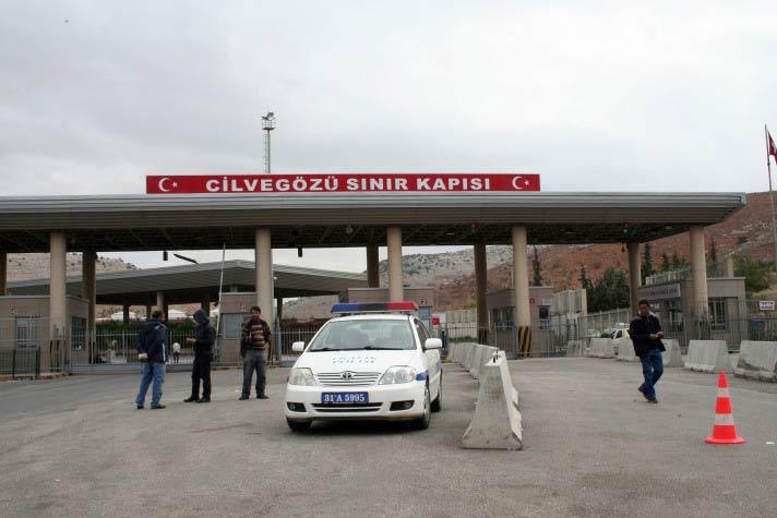 Suriye'de silahlı saldırıya uğrayan Türk otobüsünde yaralanan hacılar, Hatay'daki hastanelerde tedavi altına alındı. Hacılar, seyir halindeki otobüse yapılan saldırı anını anlattı.