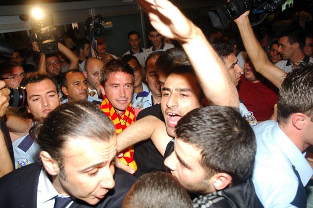 G.Saray'ın yeni transferi ünlü Avustralyalı golcü Harry Kewell İstanbul'a geldi.Ayağının tozuyla iddialı açıklamalar yapan yıldızı çok sayıda taraftar karşıladı.
