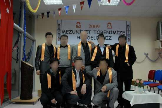 Dört yıl önce sokaklardan alınarak İSMEM'e getirilen ve önceki gün eğitim, rehabilitasyon ve meslek edindirme süreçleri sona eren 8 genç, iş hayatına atılarak yeniden sosyal yaşamın içerisine katıldı. Gençlerin mezuniyetleri, düzenlenen törenle kutlandı.