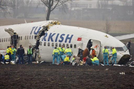 Hollanda'da az önce iniş esnasında çakılara düşen uçağın ilk görüntülerini Haber7.com ele geçirildi. İşte düşen uçaktan ilk görüntüler