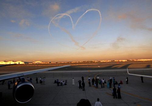 Dubai, Birleşik Arap Emirlikleri'nde gerçekleştirilen Dubai Air Show'un son gününde Fransız akrobasi ekibi, Dubai Uluslararası Havalimanı'nda izleyenlerin ağzını açık biraktıran bir gösteri düzenledi.