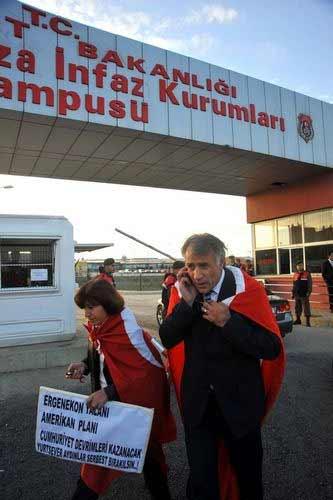 "Ergenekon" davasının görüldüğü Silivri Ceza Ve İnfaz Kurumları Yerleşkesi'ne ulusalcılar tam anlamıyla çıkarma yaptı.