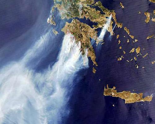 2007'de Yunanistan'da yaşanan büyük orman yangınının uzaydan görünümü