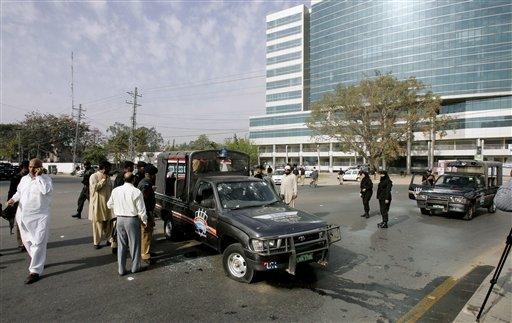 Sri Lanka ulusal kriket takımını taşıyan bir araca Pakistan'ın Lahor kentinde silahlı kişilerce saldırı düzenlendi. Saldırıda çok sayıda polis ve sivil ölürken, kriket milli takımından 8 kişi yaralandı
