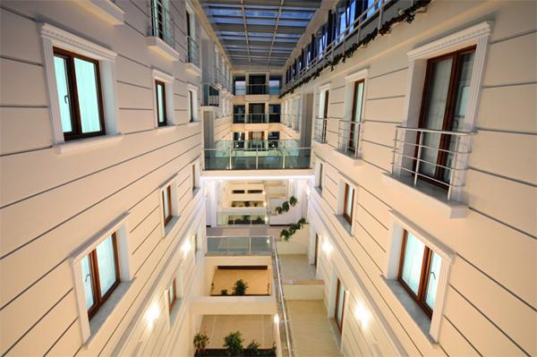 Dünyada ilk kez uygulanan bir model ile yurt klasmanında çıtayı yükselterek 5 yıldızlı otel konforunda hizmet veren Kampüsaray, öğrencilere özel banyo, tuvalet, buzdolabı,televizyon ve telefonu olan farklı oda seçenekleri sunarken, yüzme havuzu, sauna, bilardo ve spor salonu gibi yurtlarda alışık olmadığımız çeşitli aktivitelerden de ücretsiz olarak yararlanma imkanı sağlıyor. Adan Zye bir öğrencinin ihtiyacı olan her şeyin sağlandığı bu lüks yurtta özürlü öğrenciler içinde çift asansör ve özel banyolar gibi detaylar da yer alıyor.