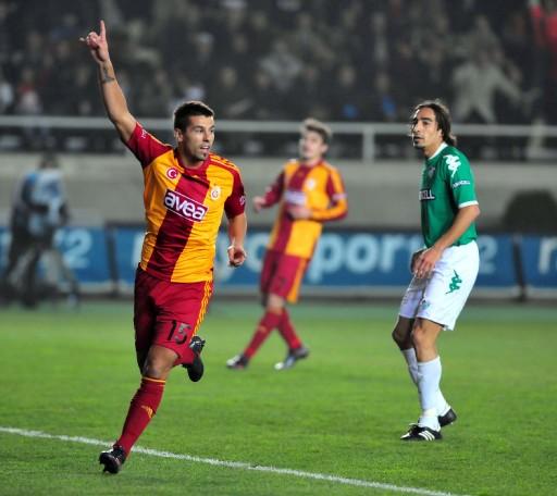 Galatasaray ilk yarısını 2 farklı önde kapattığı maçın ikinci yarısında oldukça zorlandı. Maç fazlasıyla 3. sıraya yükseldi.