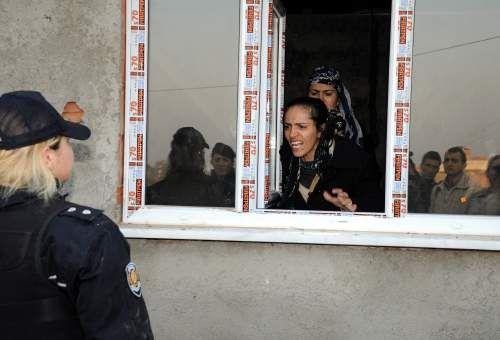 Sultanbeyli'de yaklaşık 50 gecekonduyu yıkmak için gelen yıkım ekipleri ile gecekondu sahipleri arasında kavga çıktı. Yıkım sırasında objektiflere yansıyan kareler insanın kanını dondurdu: