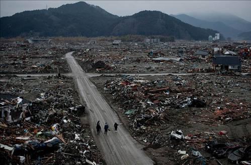 Yıkım atom bombasını hatırlattı: Tsunami felaketinden 5 gün sonra Rikuzentakata kentide suların çekilmesinin ardından ortaya çıkan bu görüntü, Hiroşima ve Nagazaki'ye atılan nükleer bombanın etkisini akıllara getiren boyutta bir yıkıma yol açtı.