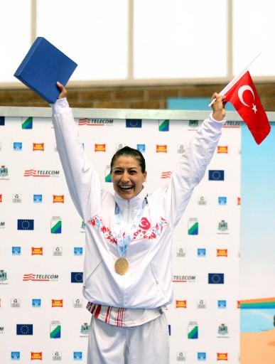 16. Akdeniz Oyunları'nda bugün başlayan karate müsabakalarında, bayanlar 50 kiloda Gülderen Çelik altın madalya kazandı