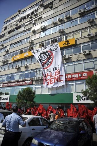 İzmir'de bir grup eylemci, NTV bürosuna girerek, pencereden pankart astı.