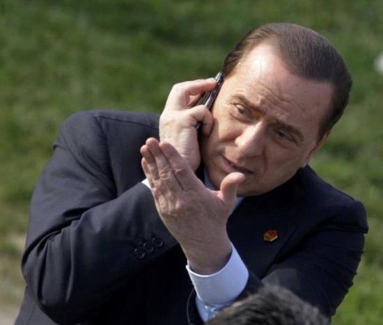 İtalya Başbakan Silvio Berlusconi, Başbakan Recep Tayyip Erdoğan ile görüştüğü için NATO'nun aile fotoğrafına katılamadı.