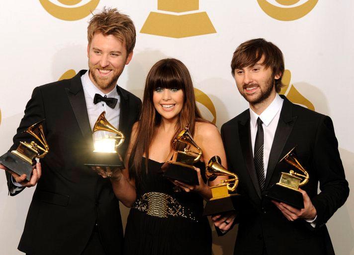 Grammy ödülleri arasında en önemli ödül olarak kabul edilen yılın şarkısı ödülünü, country müzik yapan Amerikalı grup Lady Antebellum, ''Need you now'' adlı parçasıyla kazandı.