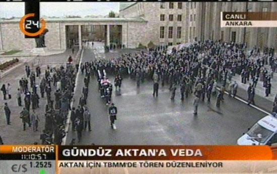 MHP Milletvekili, emekli büyükelçi Gündüz Suphi Aktan için Dışişleri'nin ardından TBMM'de bir tören düzenlendi. Törene siyasiler ve Aktan'ın ailesi katıldı.
