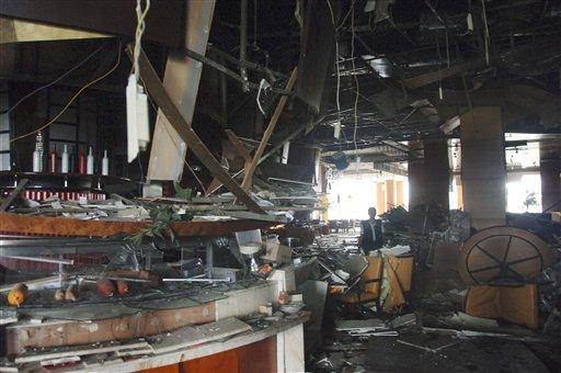 Başkent Cakarta'da iki büyük otelde eş zamanlı patlamalar meydana geldi. Paklamamış bombalar bulundu.